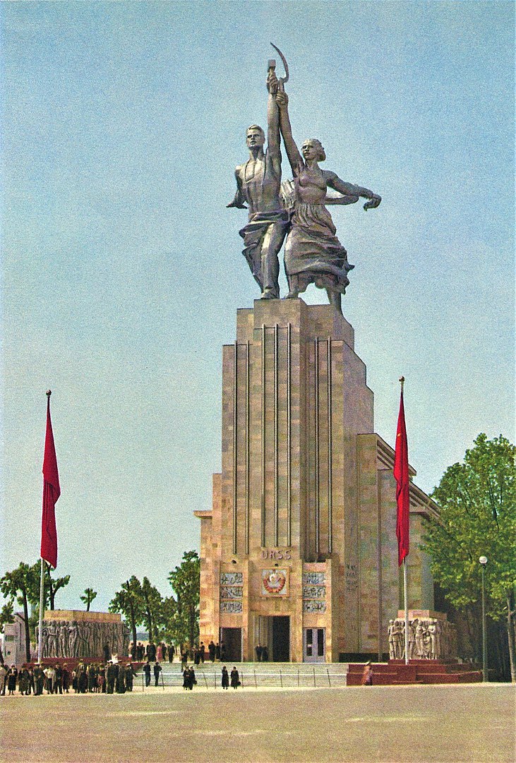 Выставочный павильон СССР на всемирной выставке 1937 года.