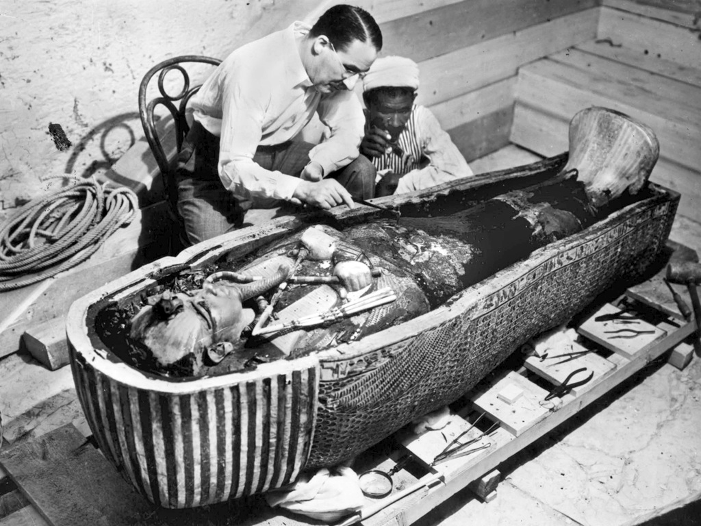 Говард Картер обнаружил гробницу Тутанхамона в Долине царей, ноябрь 1922г.