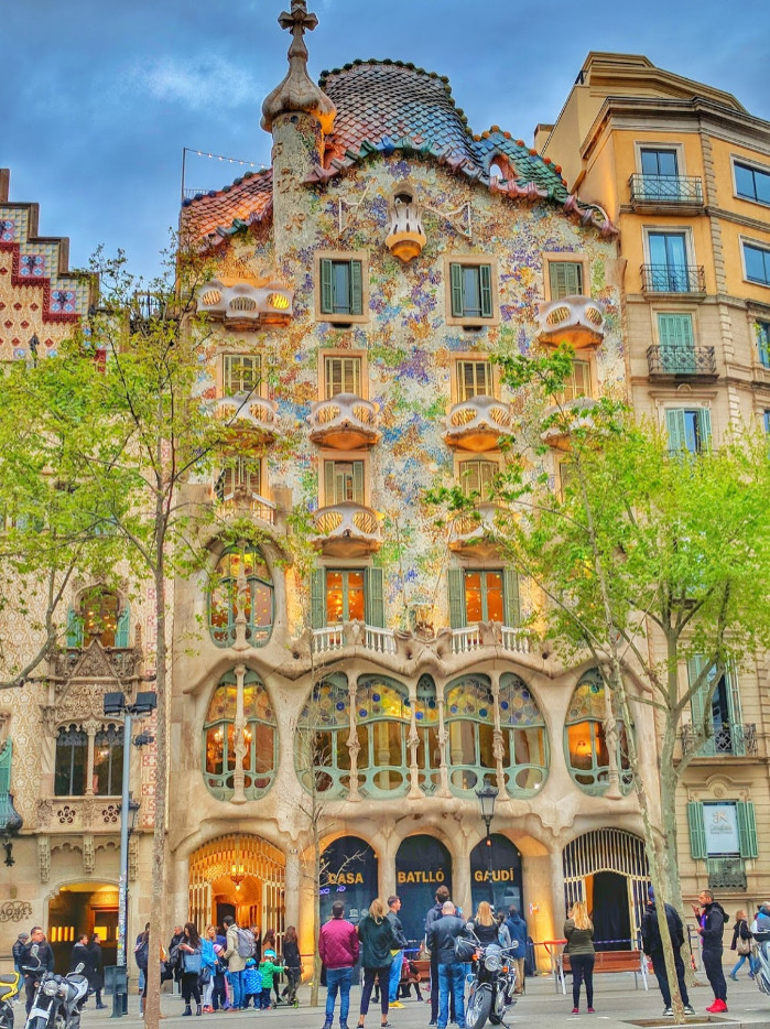 Дом Бальо (Casa Batllo) 1904-1906г. Антонио Пласид Гильем Гауди-и-Корнет (Antonio Placid Guillem Gaudí i Cornet)